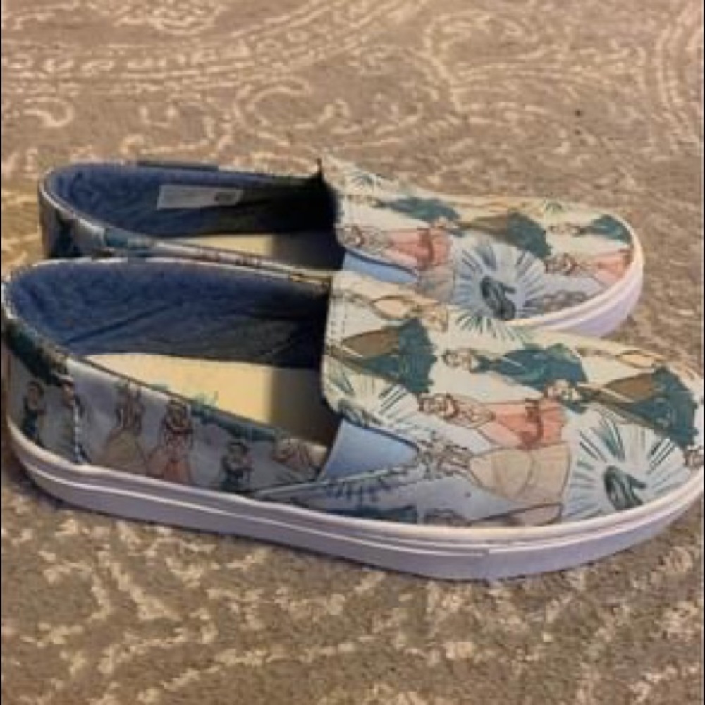 Tom’s Girls size 4 Cinderella shoes. Brand new.